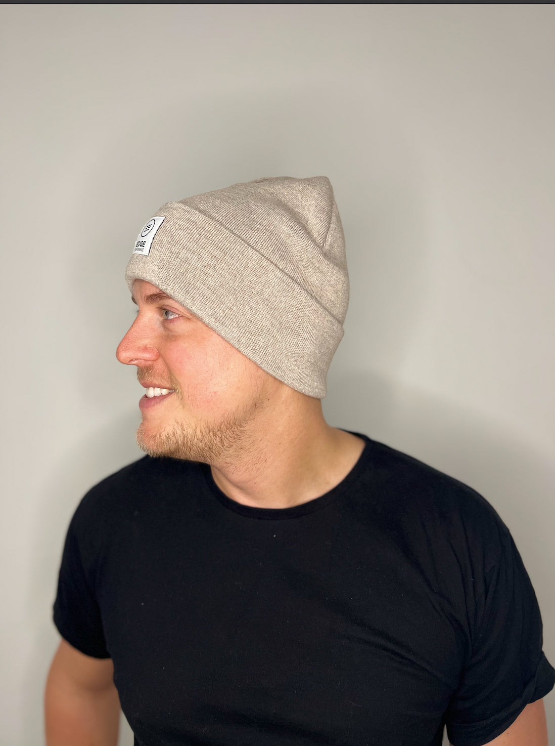 Tuque Earthy Explorer couleur Sand, vue de côté, portée par un homme, mettant en valeur la texture douce et le style intemporel.