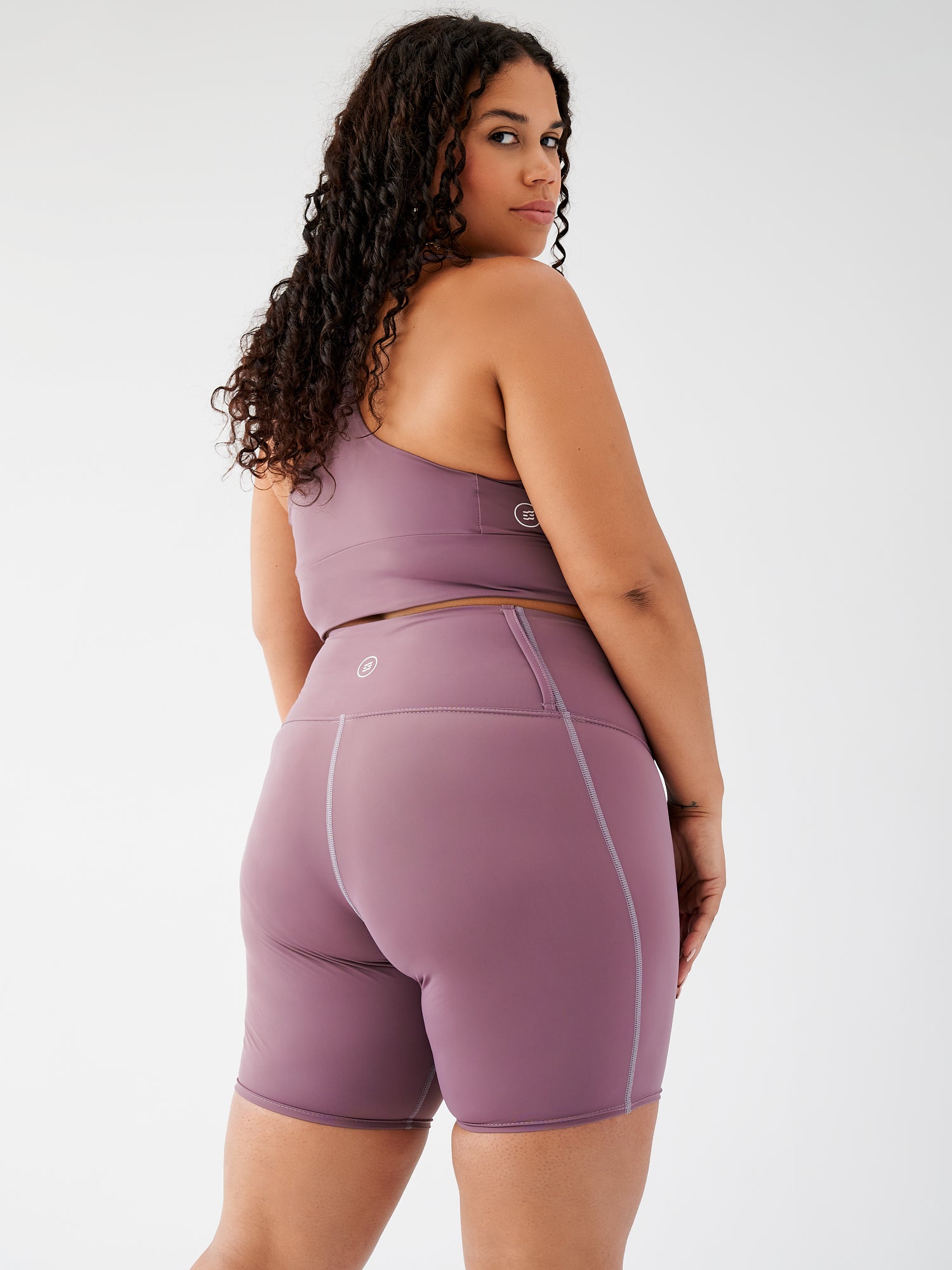 Biker Short couleur Grape écoresponsable, vue arrière, mettant en valeur la coupe sculptante et la bande de taille confortable.