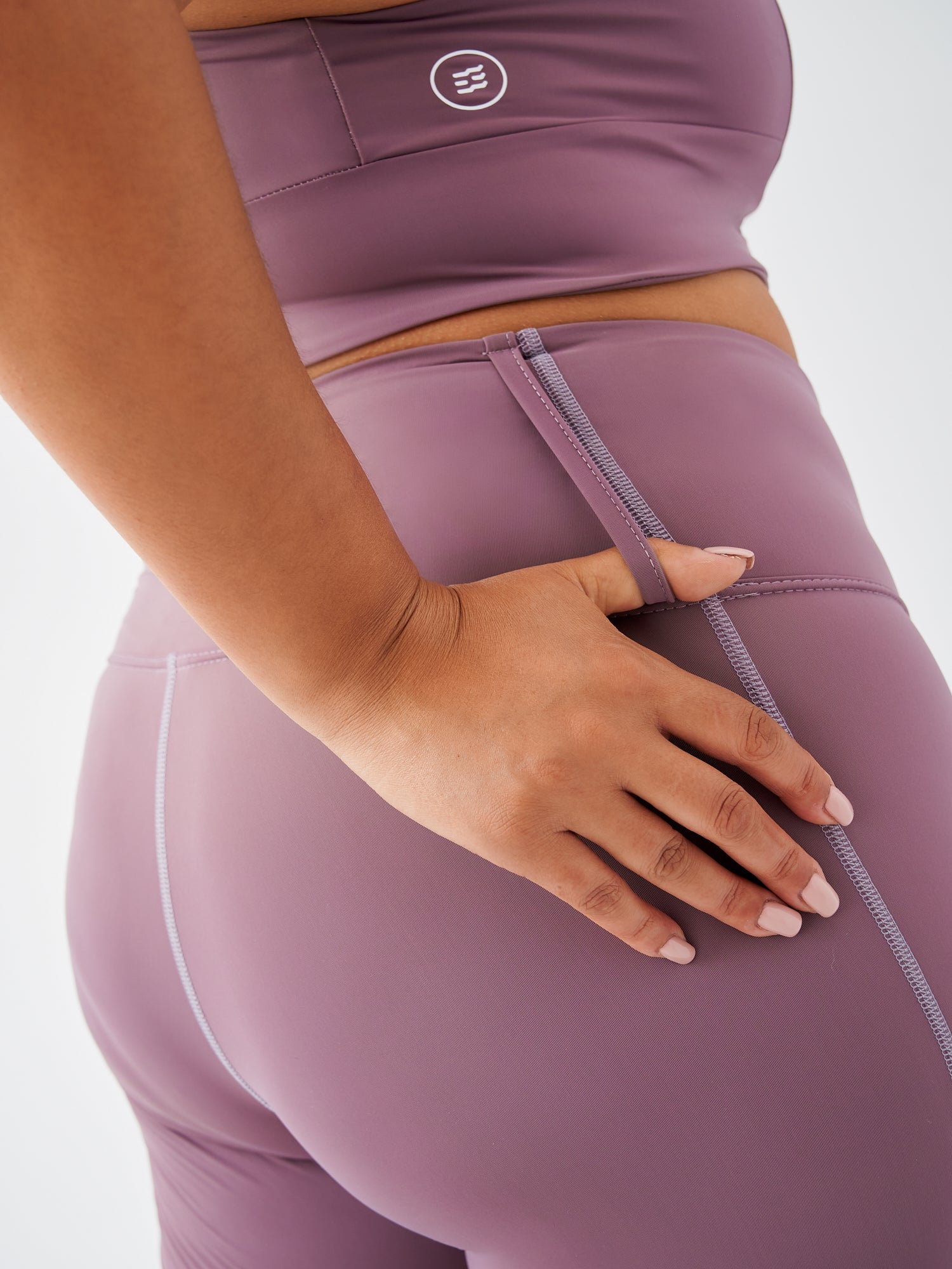 Biker Short couleur Grape écoresponsable, vue de côté, soulignant les courbes et offrant une liberté de mouvement idéale.