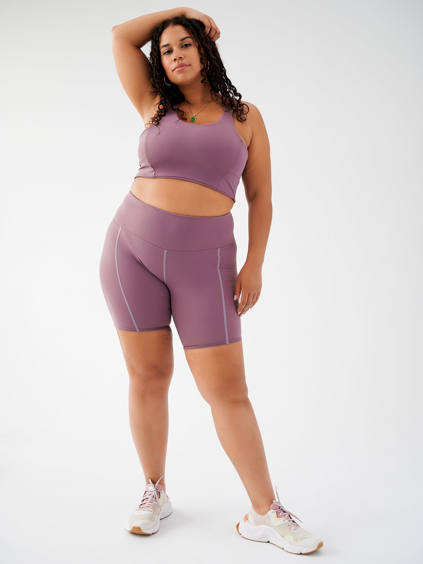 Biker Short écoresponsable couleur Grape, vue de face, avec taille haute et coupe ajustée pour un maintien optimal.