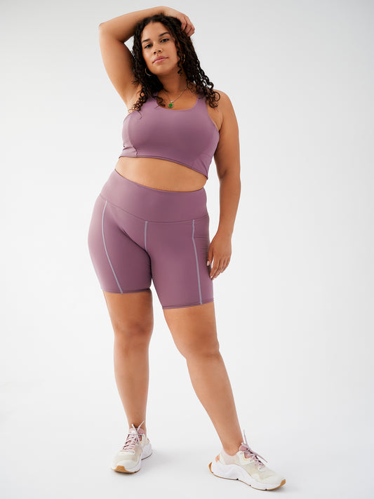 Biker Short écoresponsable couleur Grape, vue de face, avec taille haute et coupe ajustée pour un maintien optimal.
