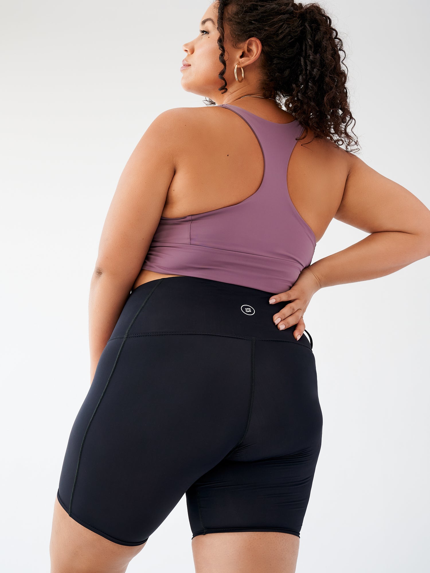 Biker Short noir écoresponsable, vue arrière, mettant en valeur la coupe sculptante et la bande de taille confortable.