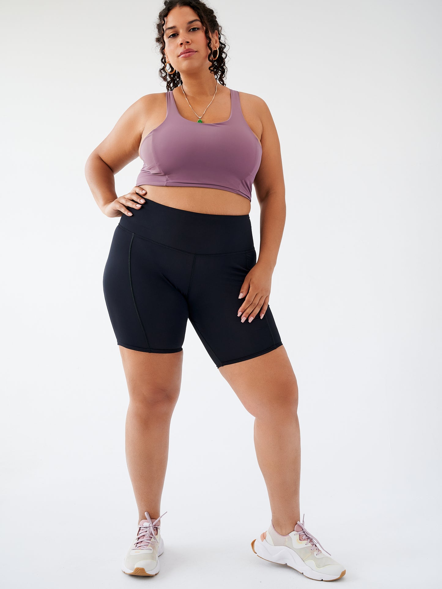 Biker Short écoresponsable noir, vue de face, avec taille haute et coupe ajustée pour un maintien optimal.