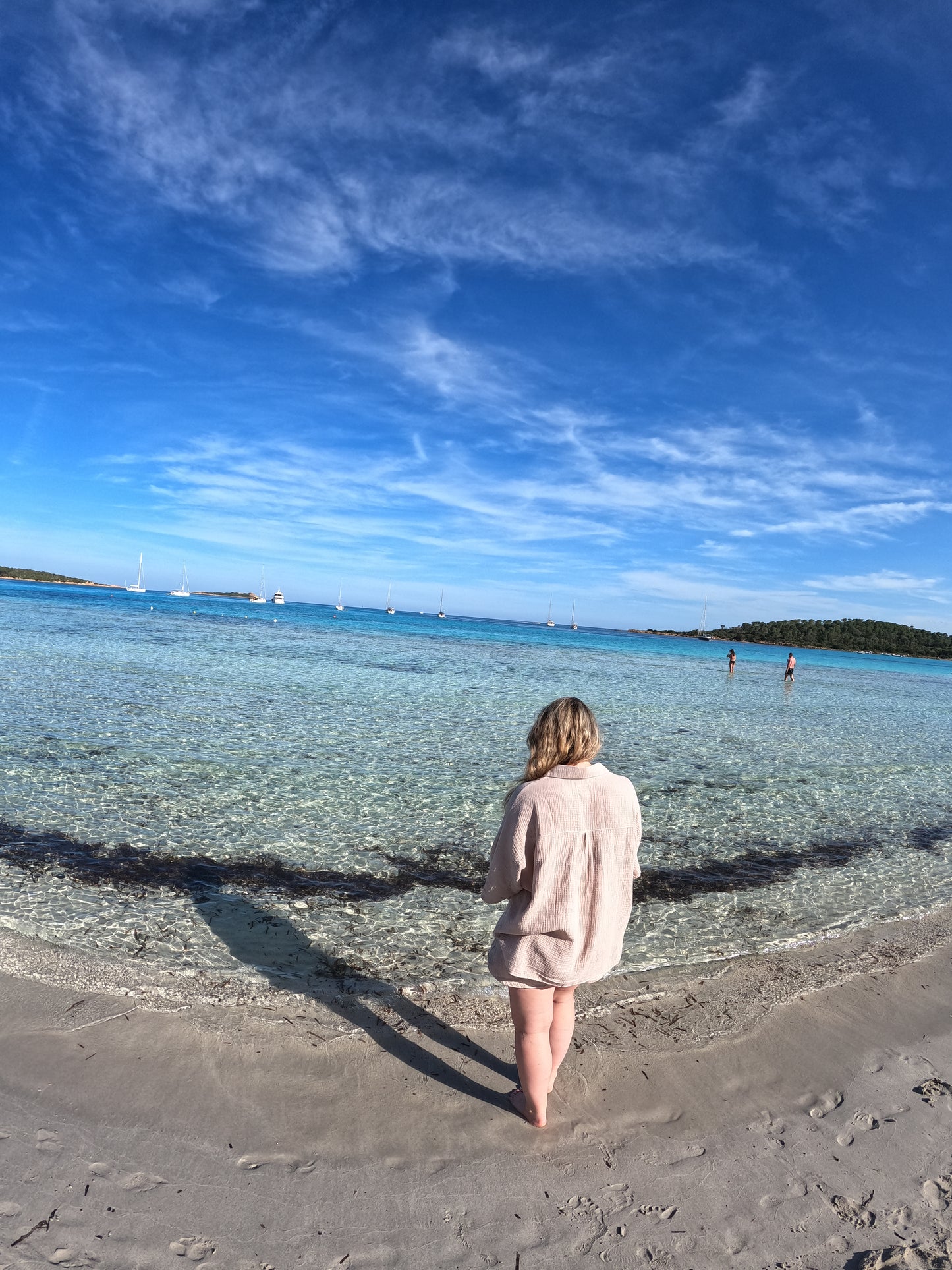 Chemise Cagliari couleur Sand en coton biologique, vue de dos, mettant en valeur la coupe ample et le tissu aéré idéal pour les journées ensoleillées.