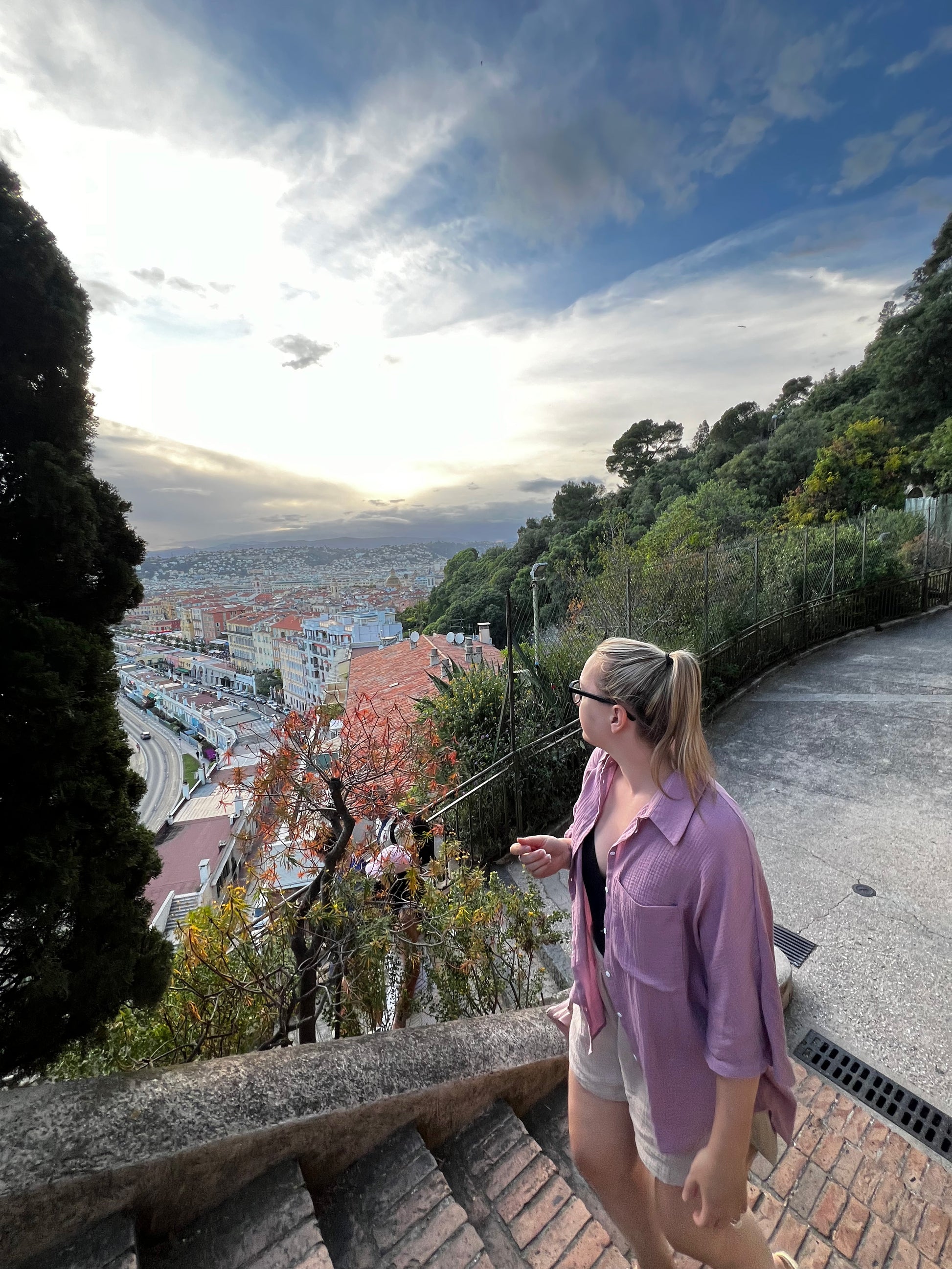 Chemise Cagliari couleur Ginger en coton biologique, vue de côté, mettant en valeur la coupe ample et le tissu aéré idéal pour les journées ensoleillées.