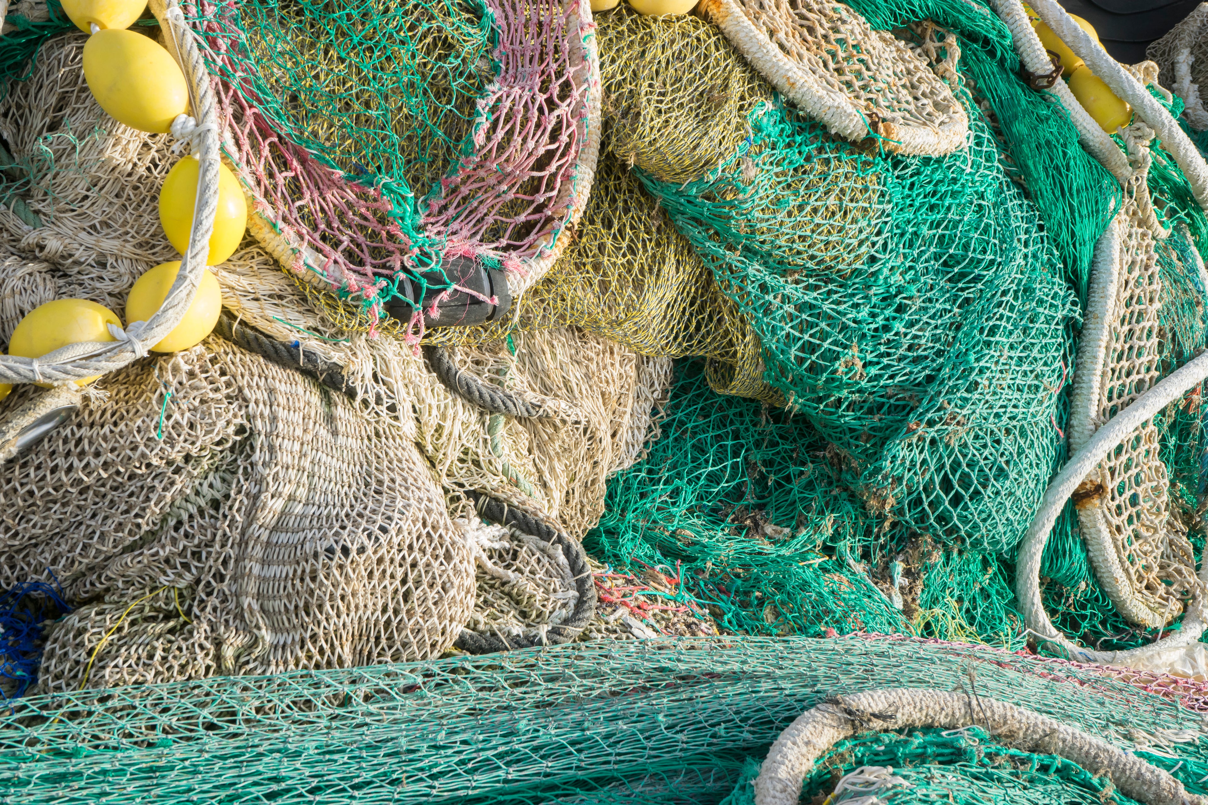 Fibre de nylon régénérée à partir de filets de pêche abandonnés, transformée en Slovénie pour une mode durable.