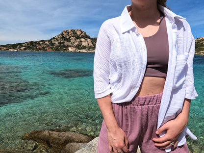 Chemise Cagliari blanche en coton biologique, vue de face, avec coupe ample et design léger parfait pour un style décontracté.