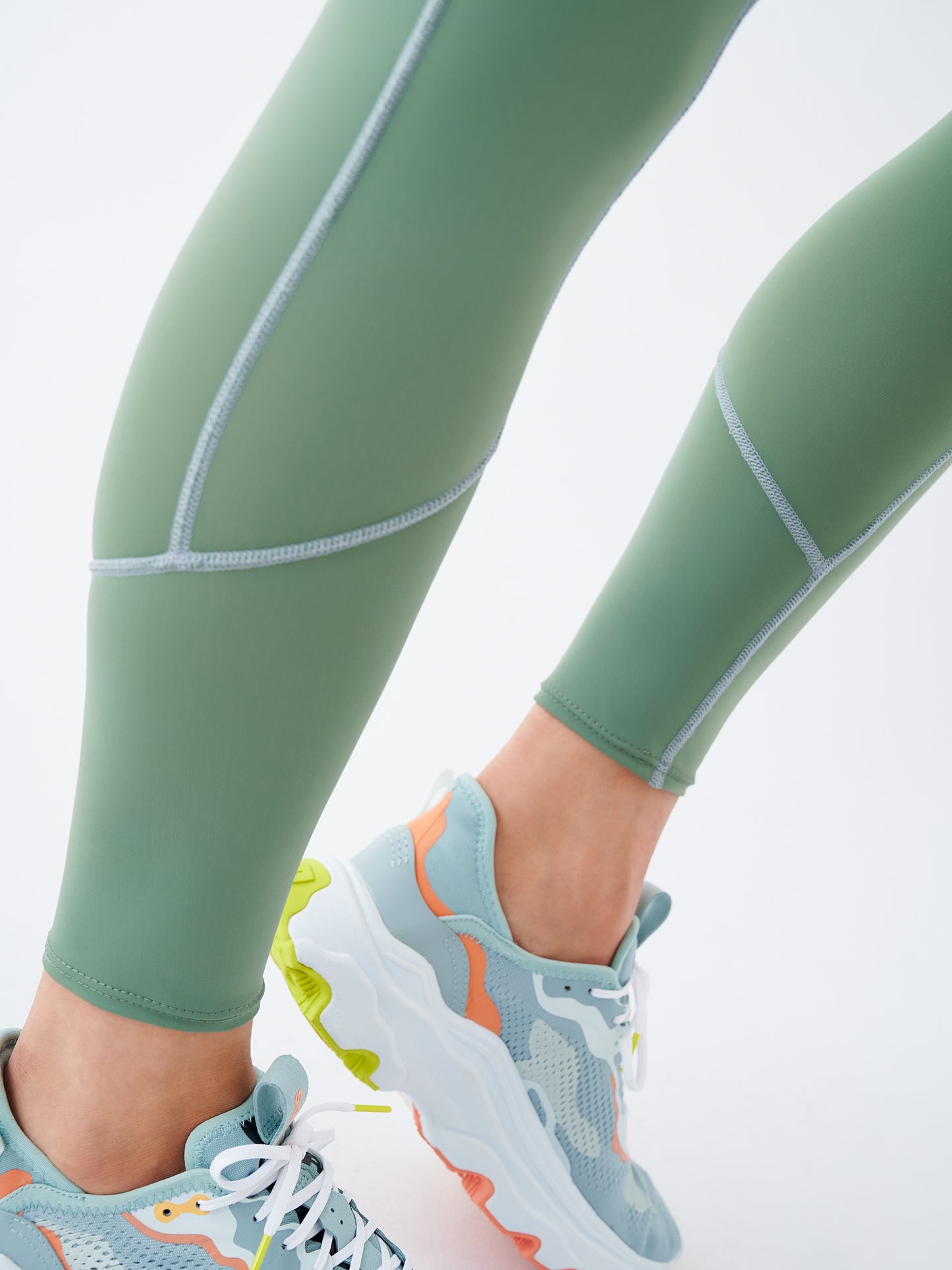 Legging couleur Army Green écoresponsable, vue de côté, montrant la finition élégante.