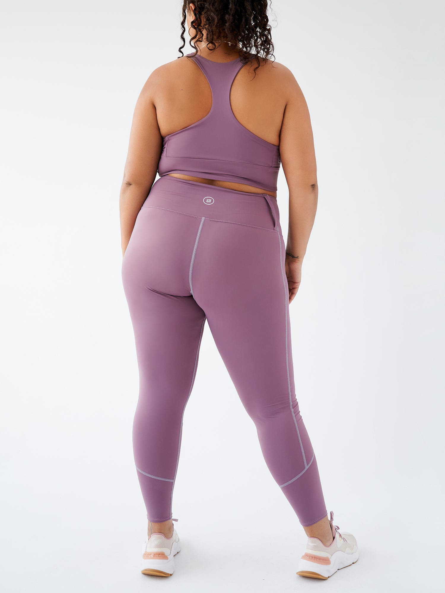 Legging couleur Army Green écoresponsable, vue arrière, mettant en valeur la coupe ajustée et la taille sculptante.