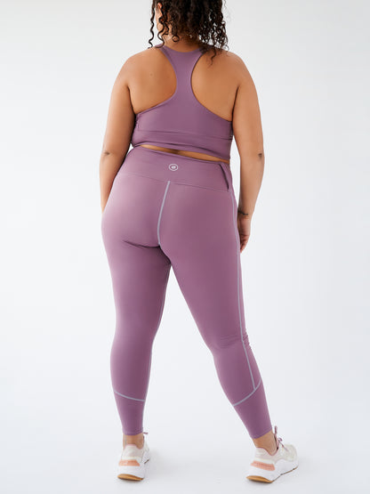 Legging couleur Army Green écoresponsable, vue arrière, mettant en valeur la coupe ajustée et la taille sculptante.