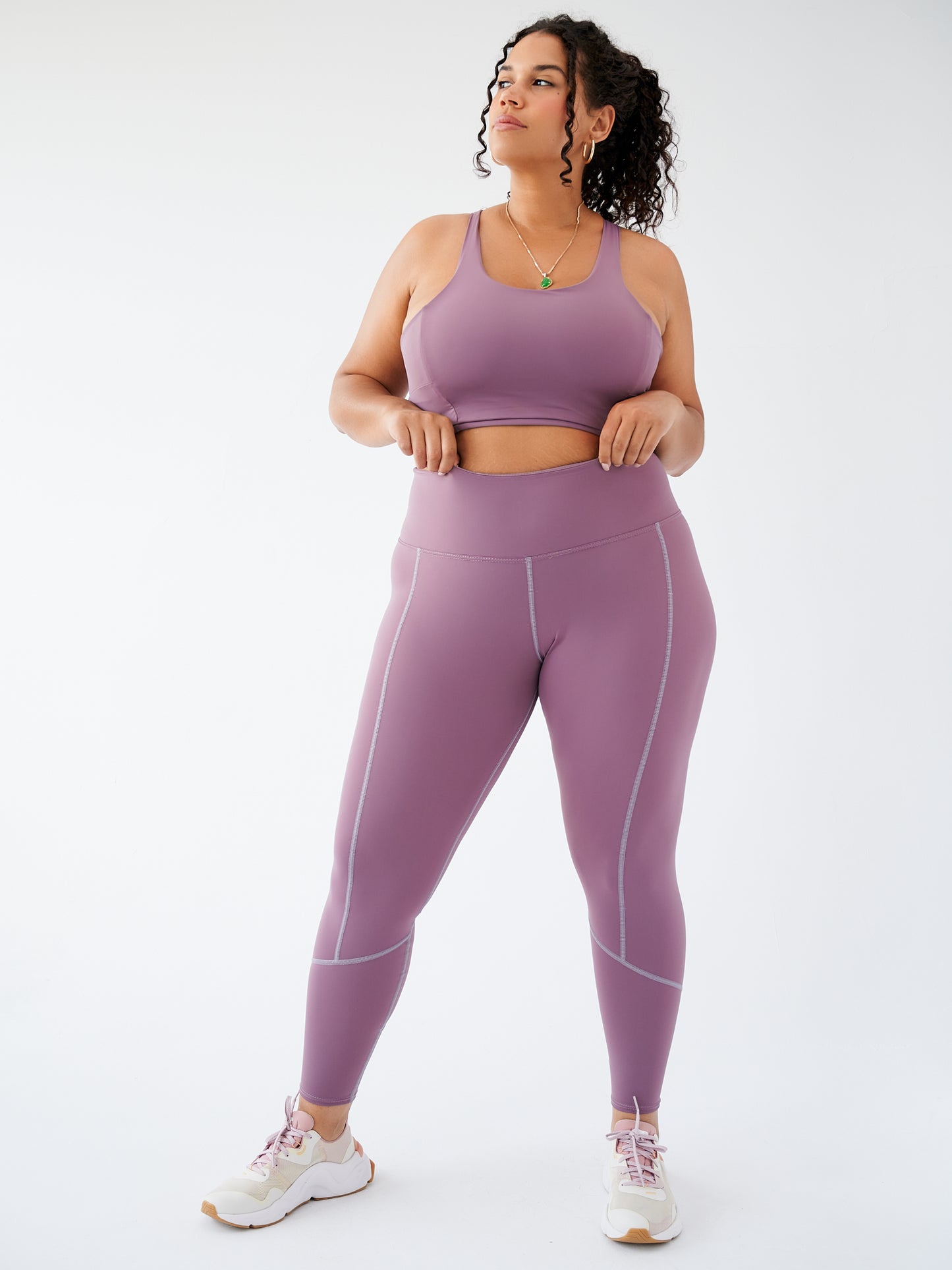Legging écoresponsable couleur Grape, vue de face, avec taille haute et découpes flatteuses.