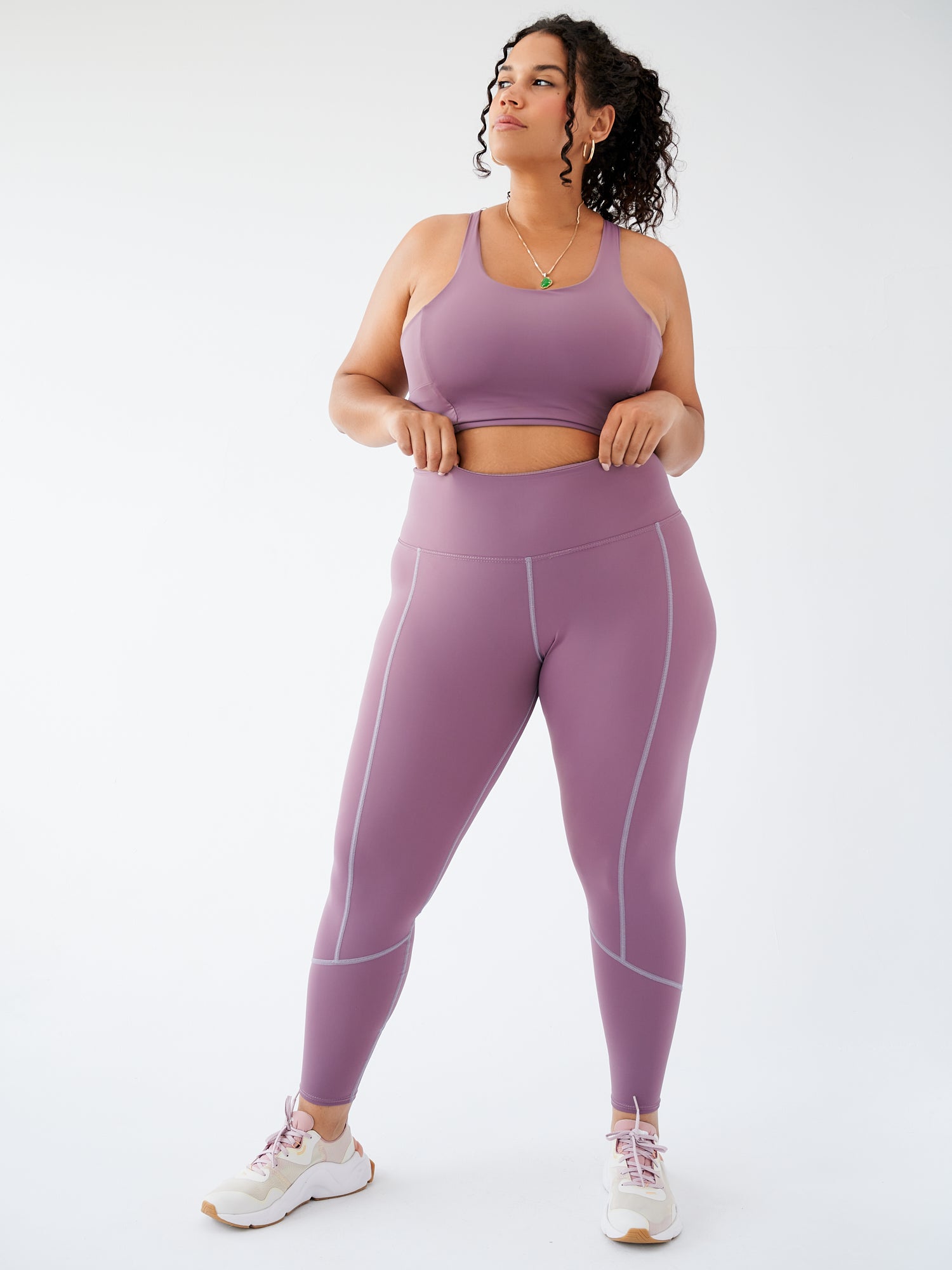 Legging écoresponsable couleur Grape, vue de face, avec taille haute et découpes flatteuses.