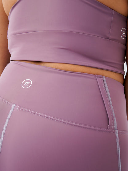 Legging couleur Grape écoresponsable, vue de côté, montrant le maintien de la taille haute et la finition élégante.