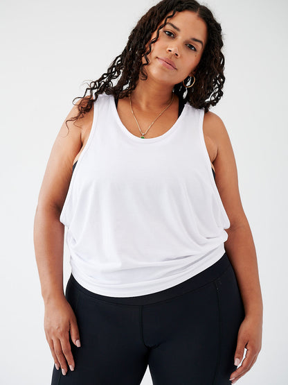 Camisole Off Grid blanche en Tencel, vue de face, avec design classique et transparence élégante.