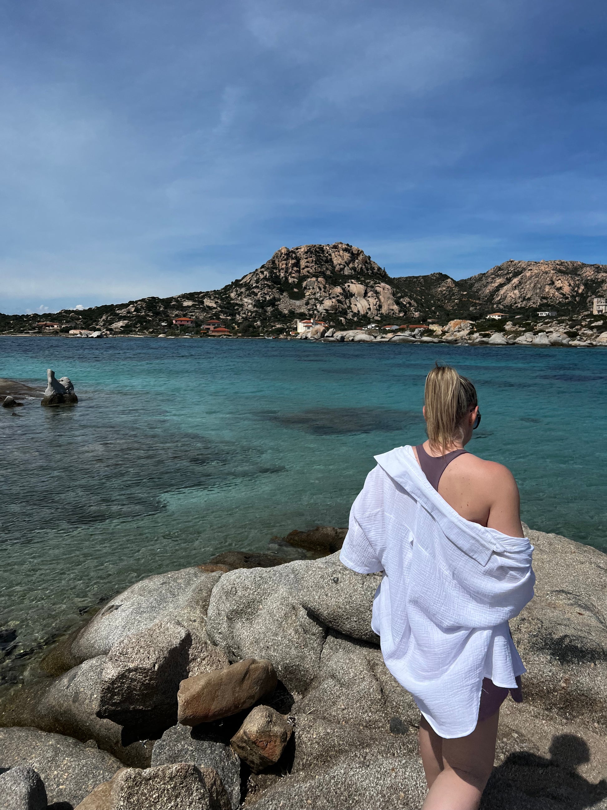 Chemise Cagliari blanche en coton biologique, vue de dos, mettant en valeur la coupe ample et le tissu aéré idéal pour les journées ensoleillées.