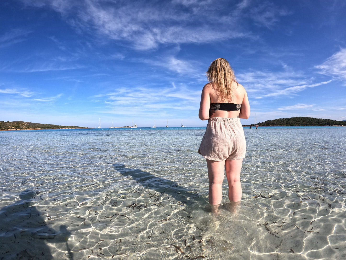 Short Olbia en coton biologique couleur Sand, vue arrière, avec finitions soignées et design pratique pour vos aventures estivales.