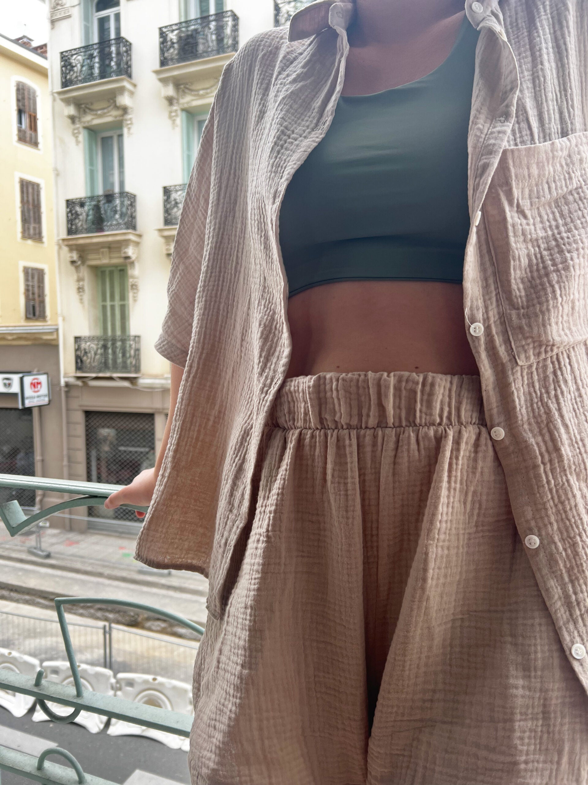 Short Olbia en coton biologique couleur Sand, vue de face, avec coupe ample et taille élastique pour un confort optimal.