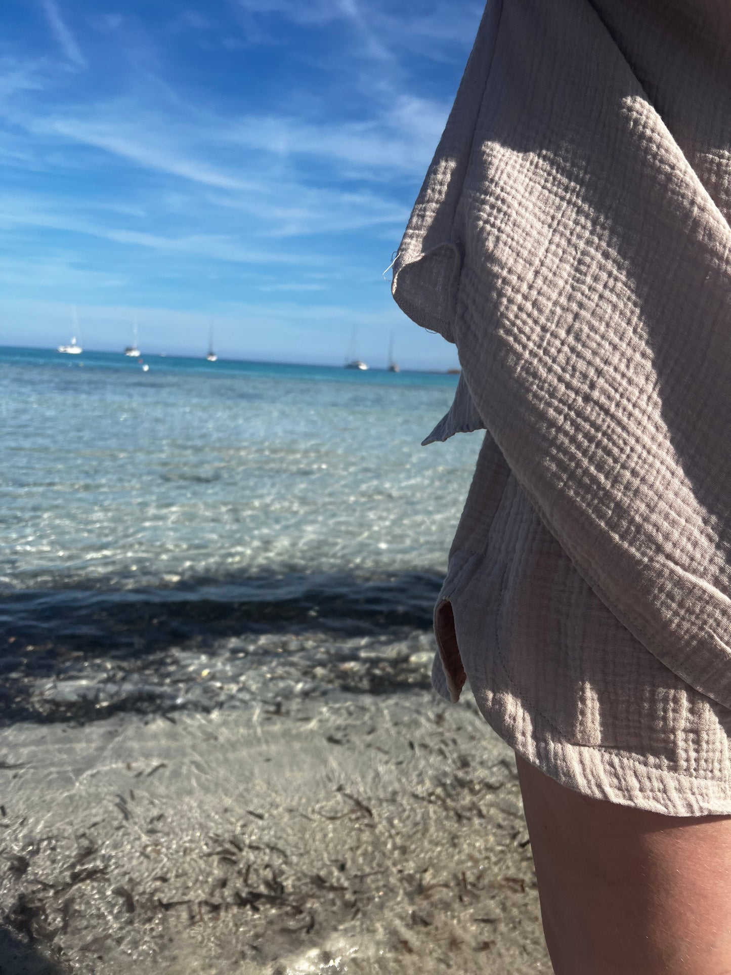 Gros plan sur la chemise Cagliari couleur Sand en coton biologique, montrant la texture légère et les finitions soignées.