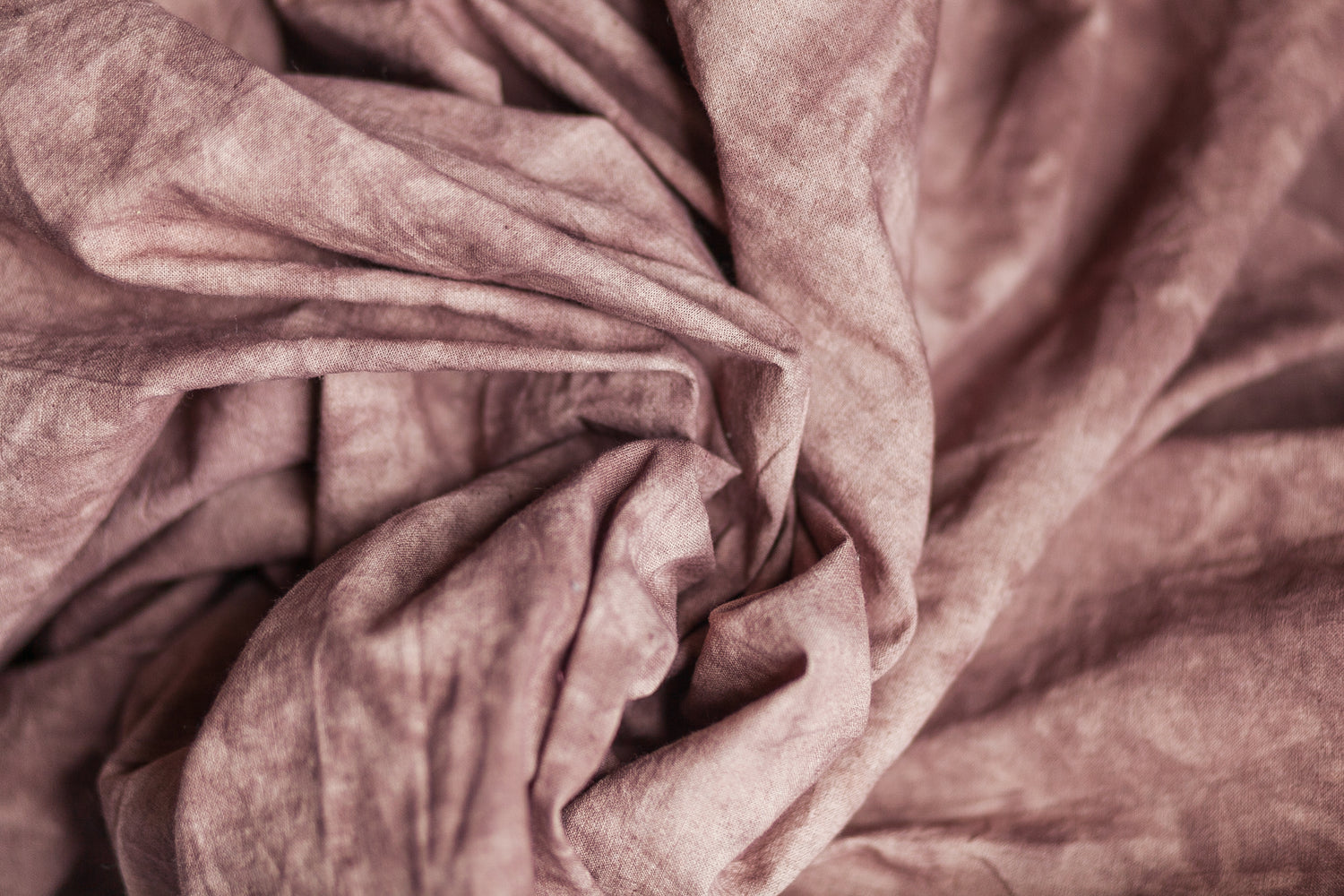 Vêtement fabriqué en tissus écoresponsables, combinant l'Econyl, une fibre régénérée à partir de filets de pêche, et le Tencel, une fibre douce et écologique issue de la pulpe de bois.