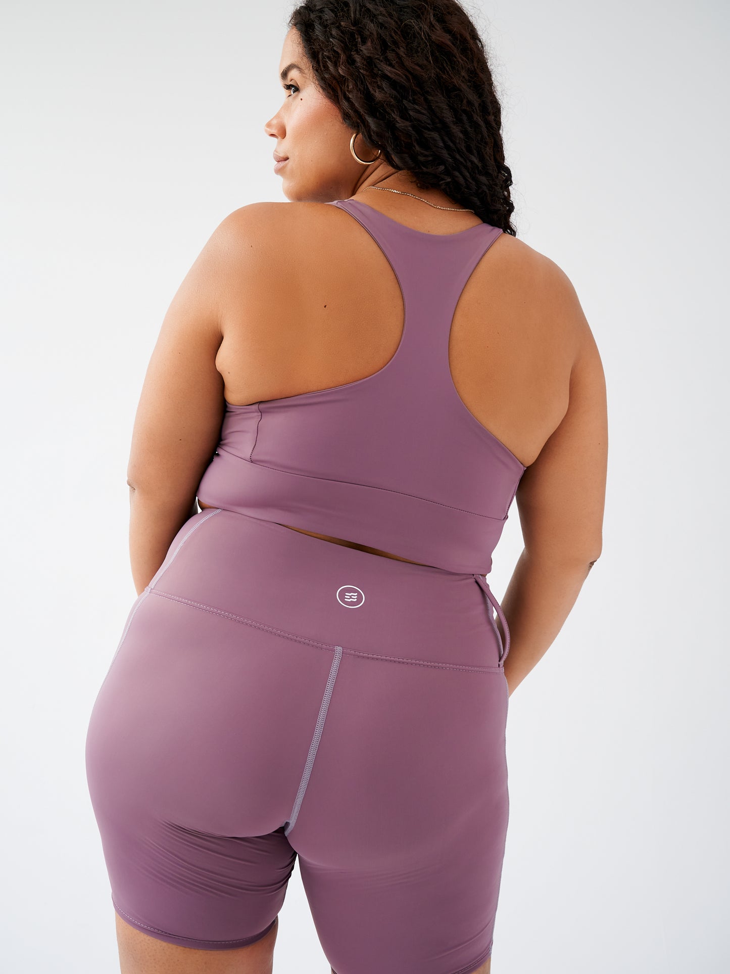 Wildtrails Econyl Bra couleur Grape, vue arrière, montrant les bretelles croisées et le soutien medium.