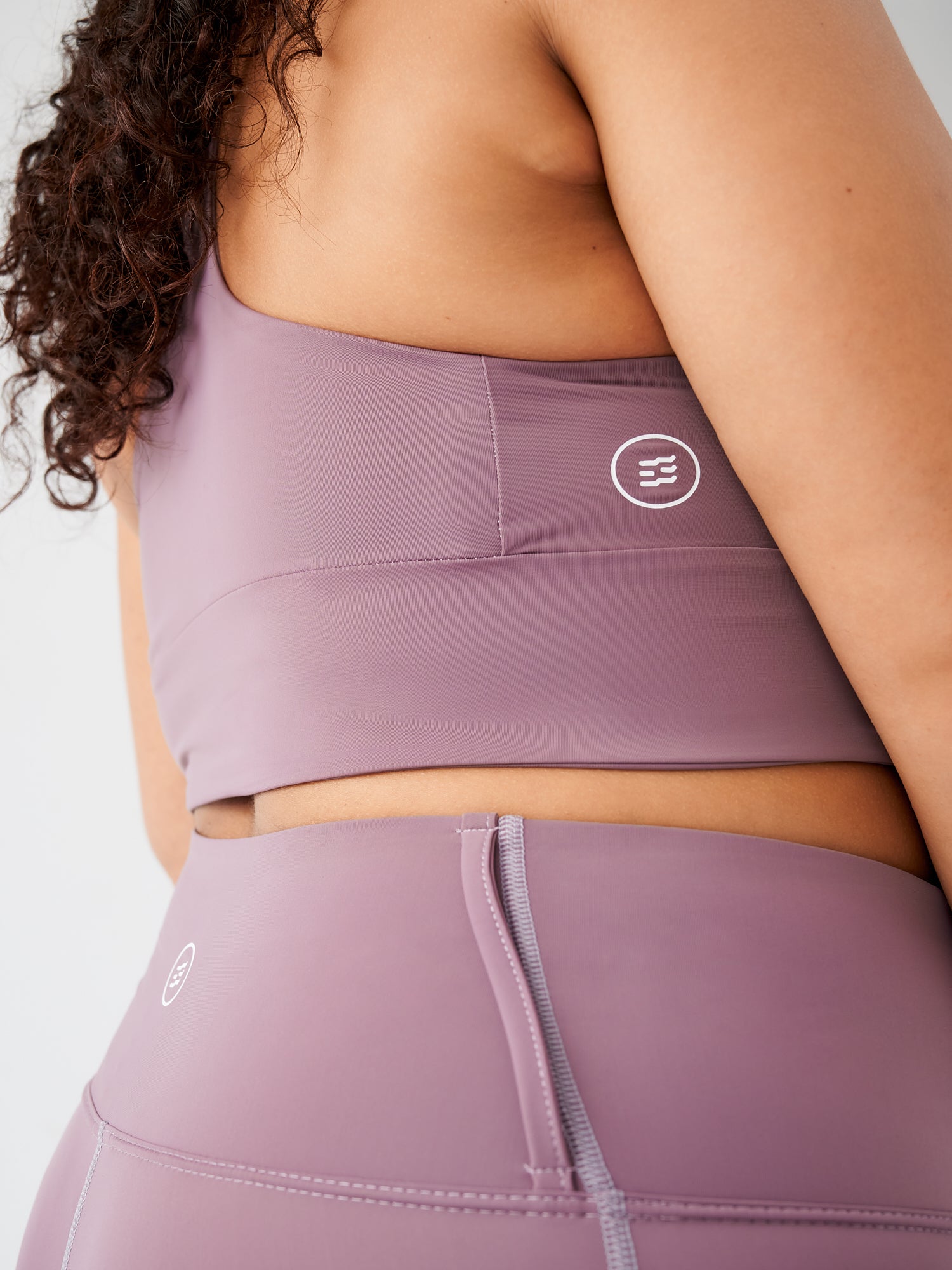 Wildtrails Econyl Bra couleur Grape, vue de côté, montrant le profil du tissu extensible et les finitions nettes.
