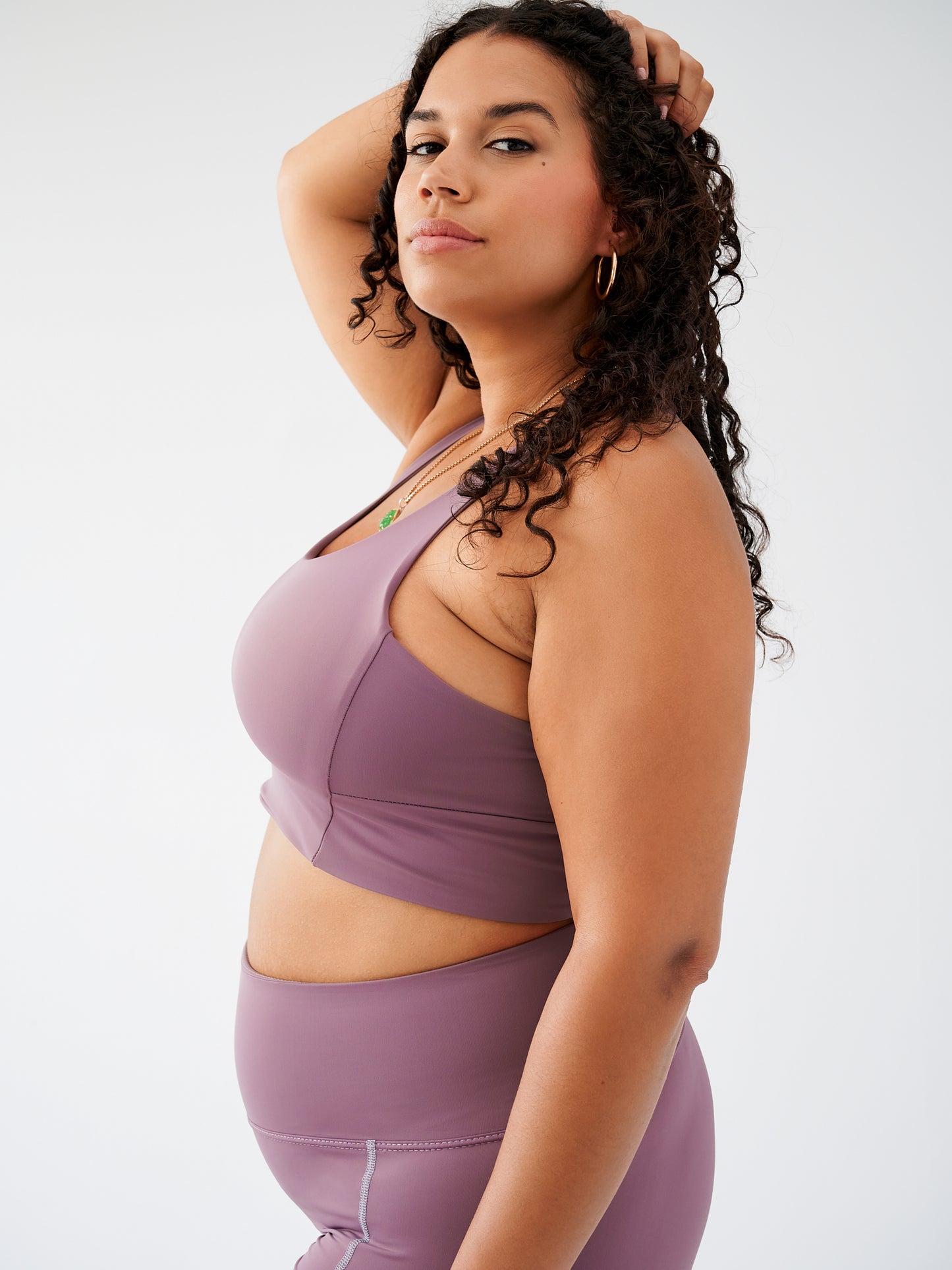 Wildtrails Econyl Bra couleur Grape, vue de côté, montrant la silhouette ajustée et le design épuré.