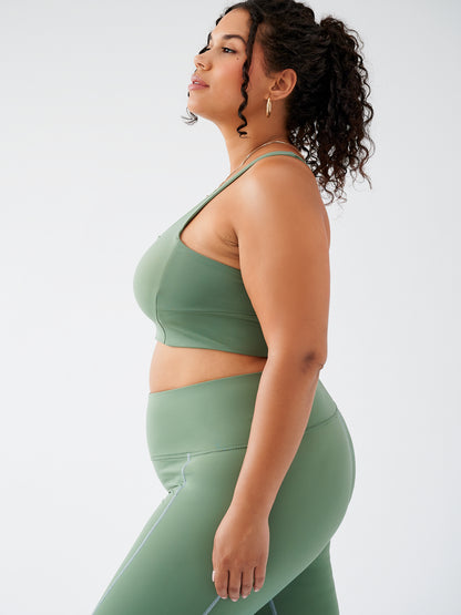 Wildtrails Econyl Bra couleur Army Green, vue de côté, montrant la silhouette ajustée et le design épuré.