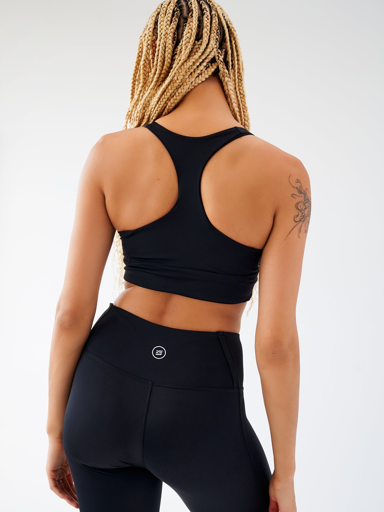 Wildtrails Econyl Bra noir, vue arrière, montrant les bretelles croisées et le soutien medium.