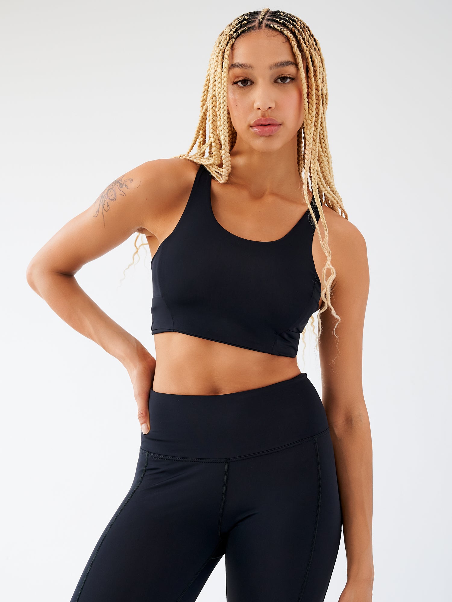 Wildtrails Econyl Bra noir, vue de face, avec design épuré et encolure clean.