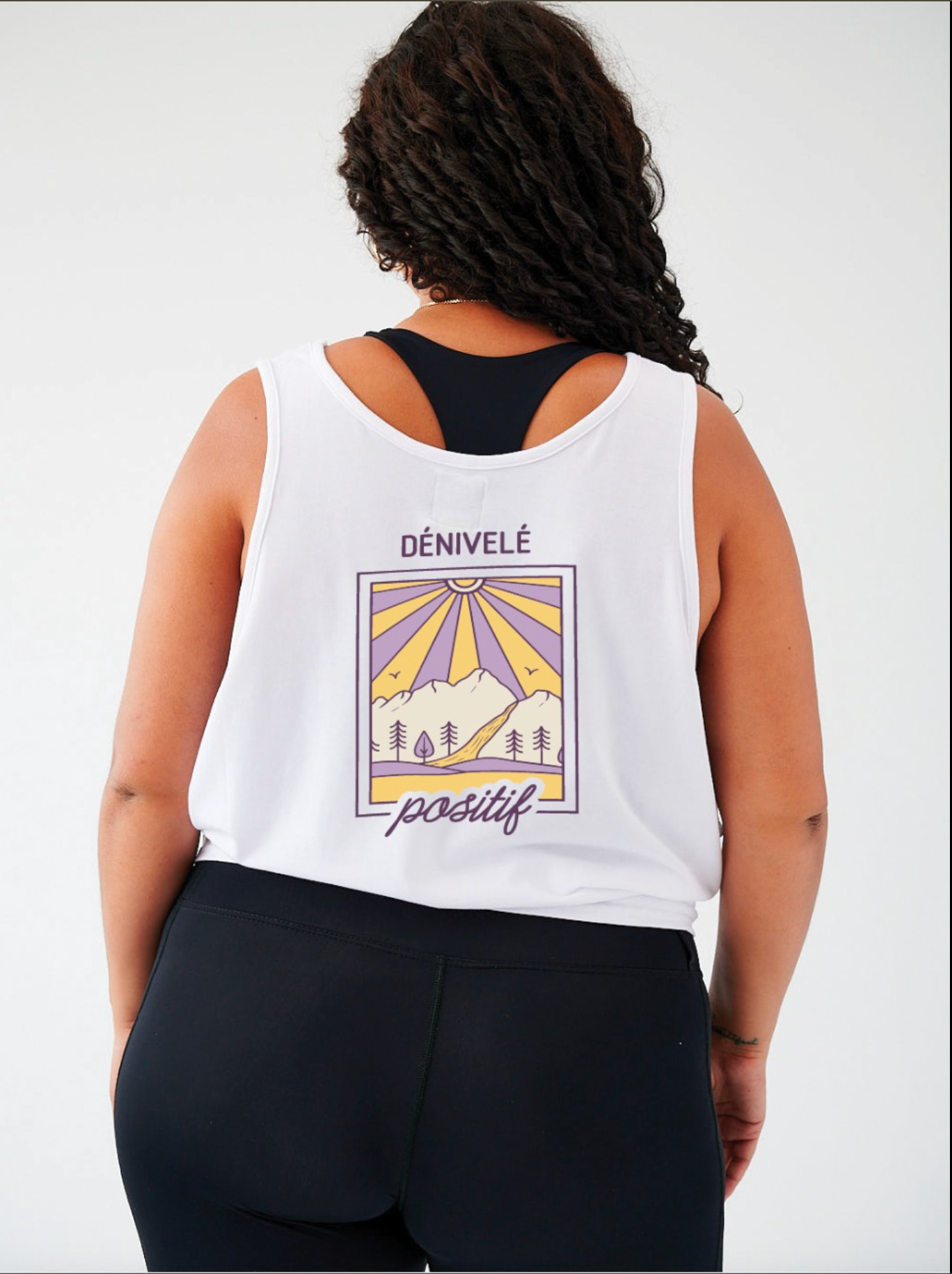 Camisole Dénivelé Positif blanche, vue arrière, mettant en valeur les bretelles fines et la coupe confortable pour l’activité physique.