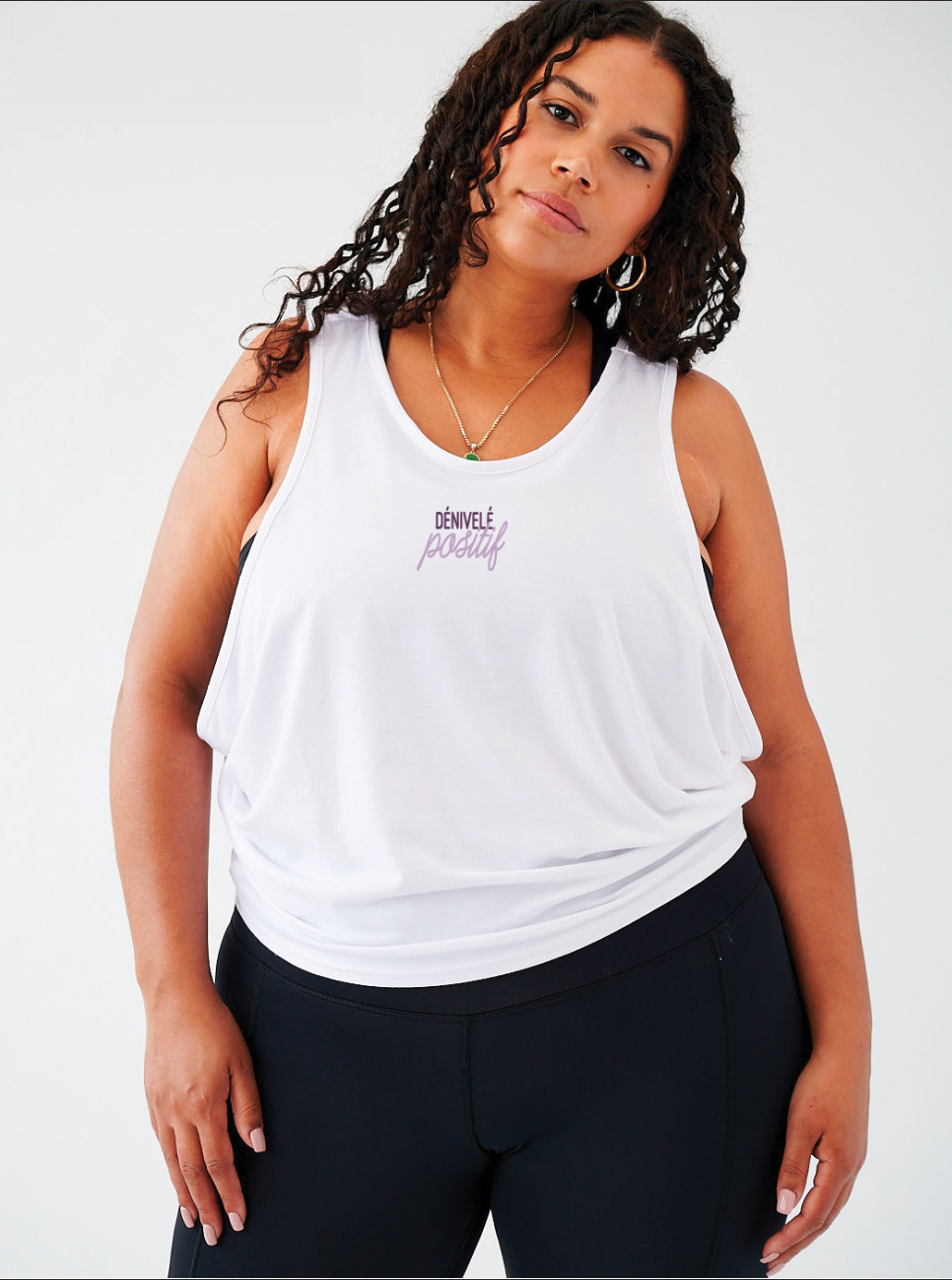 Camisole Dénivelé Positif blanche, vue de face, avec design minimaliste et message inspirant, en édition ultra limitée.