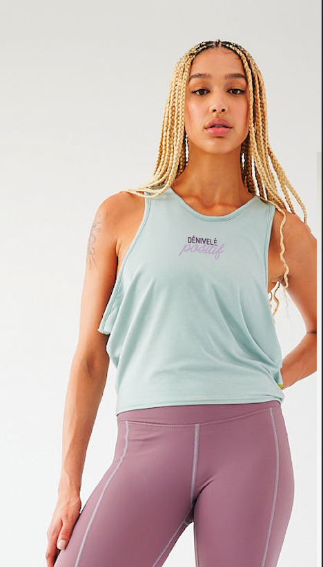 Camisole Dénivelé Positif couleur Green Mist, vue de face, avec design minimaliste et message inspirant, en édition ultra limitée.