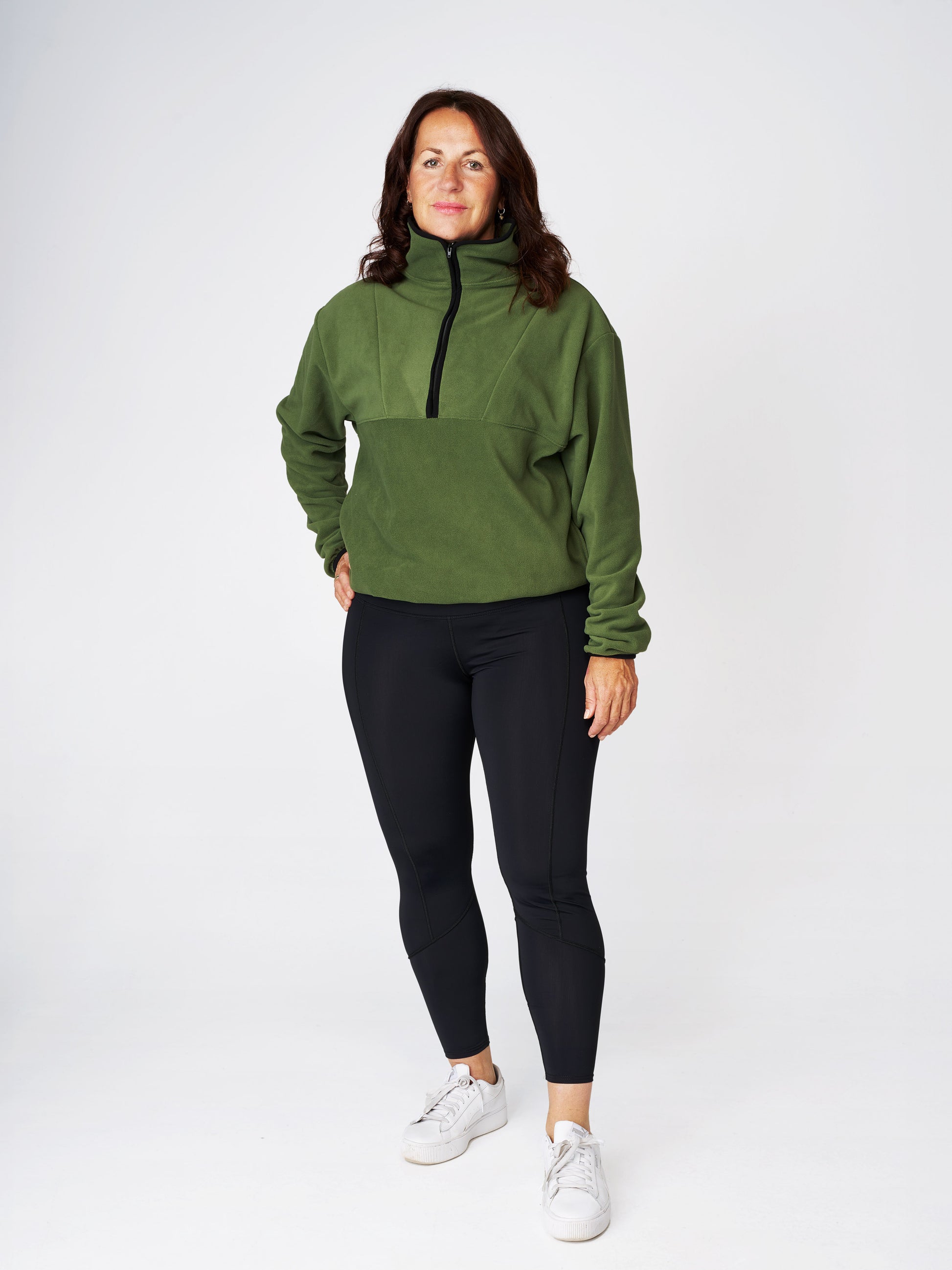 Pullover unisexe en polaire Repreve couleur Army Green, vue de face, avec design minimaliste inspiré des années 90 et poches latérales en Tencel.