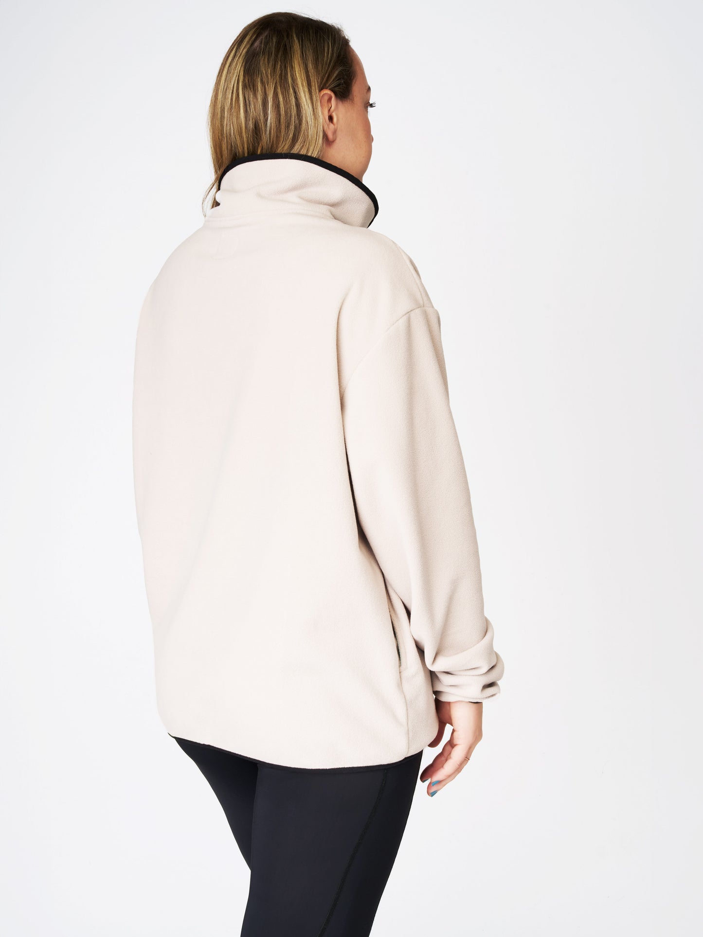 Pullover unisexe en polaire Repreve couleur Natural, vue arrière, avec coupe classique et finitions anti-boulochage pour un confort optimal.