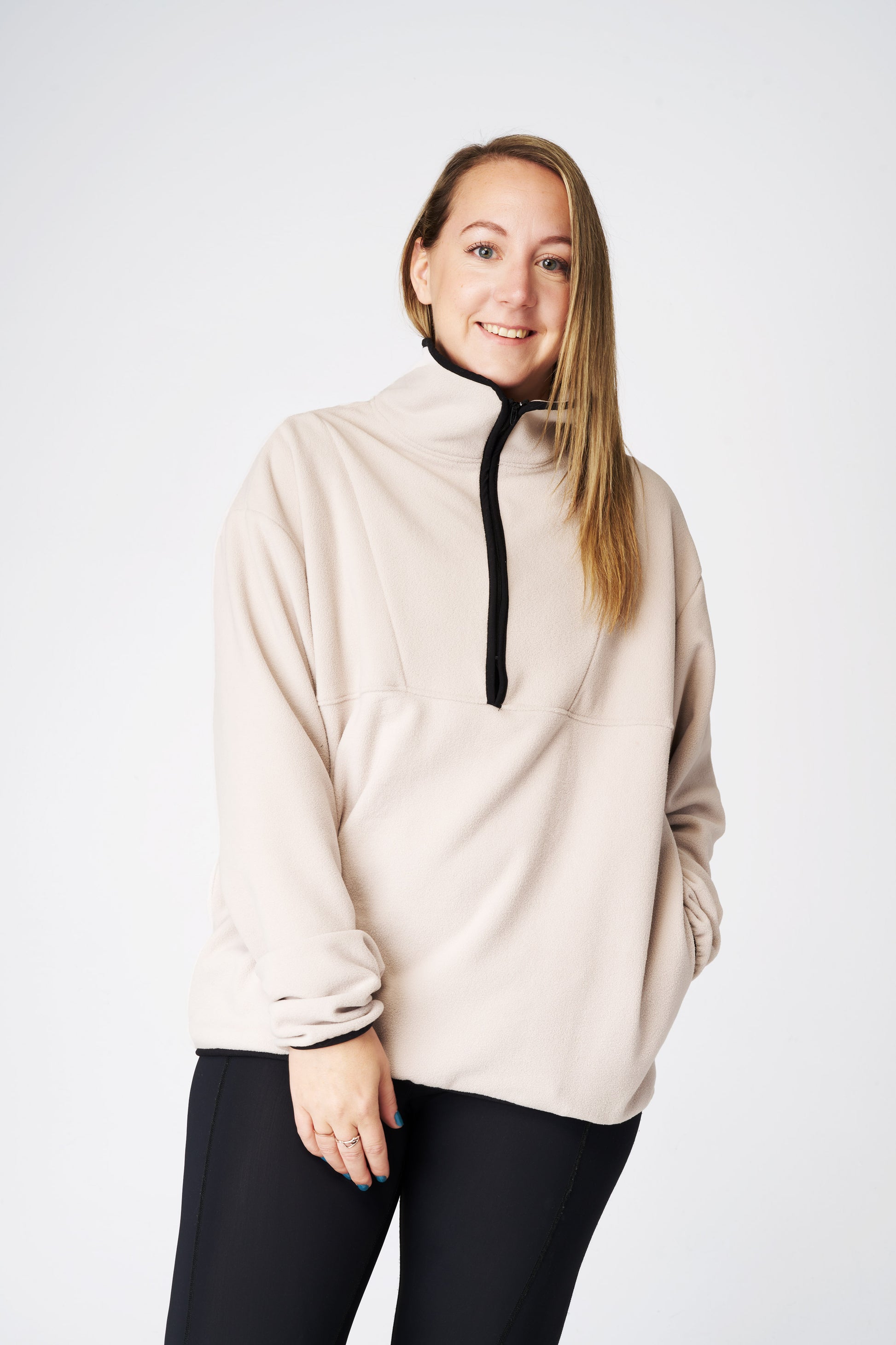 Pullover unisexe en polaire Repreve couleur Natural, vue de face, avec design minimaliste inspiré des années 90 et poches latérales en Tencel.