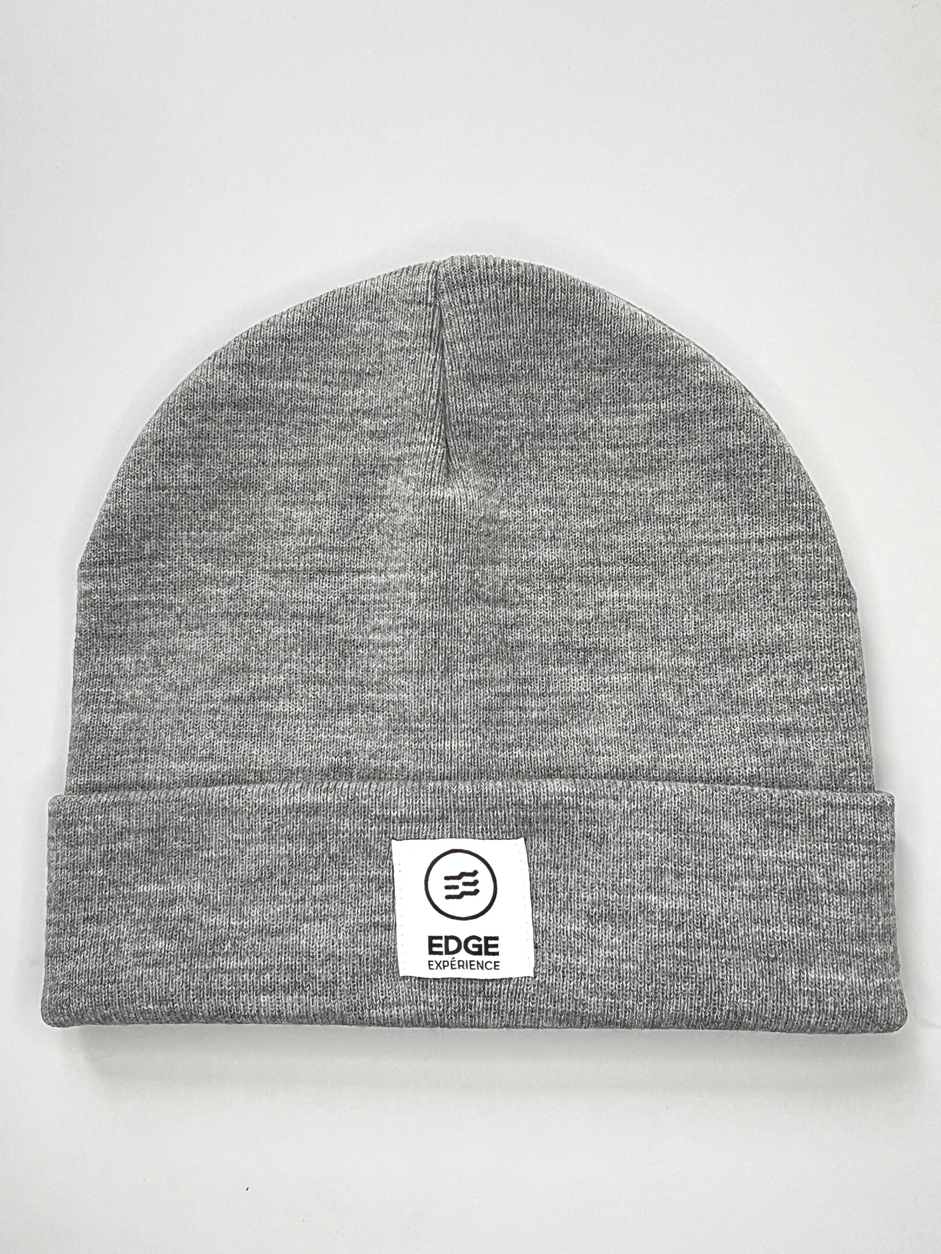 Tuque chinée grise en Polyana, présentée seule, avec texture chinée raffinée et fibres durables à faible impact environnemental.