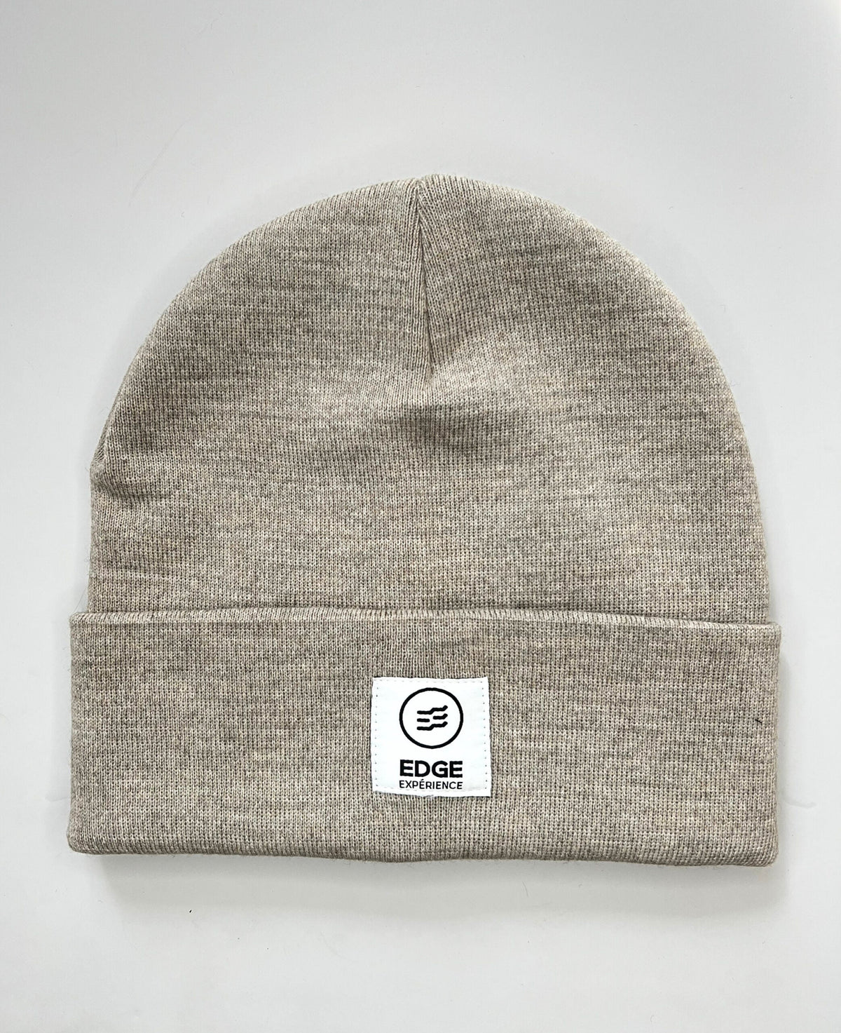 Tuque Earthy Explorer Sand avec square label, présentée seule