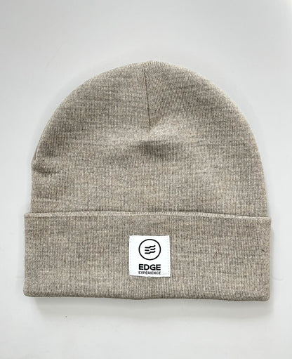 Tuque Earthy Explorer Sand avec square label, présentée seule